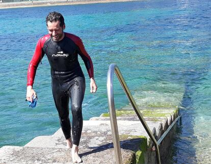 El candidato del PP a la alcaldía de San Sebastián, Borja Sémper, nadó hasta la isla de Santa Clara para llamar la atención sobre la contaminación del mar.