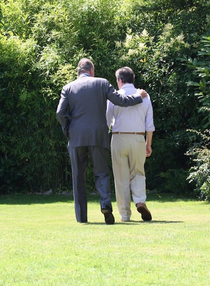 El rey Juan Carlos pasea con el ex presidente del Gobierno Adolfo Suárez, enfermo de Alzheimer, en los jardines de su vivienda durante la visita en la que los Reyes le entregaron el Toisón de Oro, en una foto difundida por la familia. La fotografía fue galardonada con el premio Ortega y Gasset 2008.