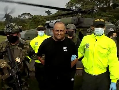 Dairo Antonio Úsuga David, alias 'Otoniel', custodiado por militares y policías a su llegada a Bogotá, Colombia