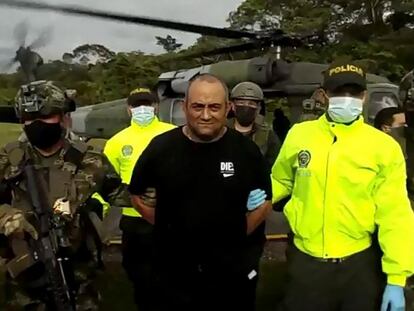 Dairo Antonio Úsuga David, alias 'Otoniel', custodiado por militares y policías a su llegada a Bogotá, Colombia