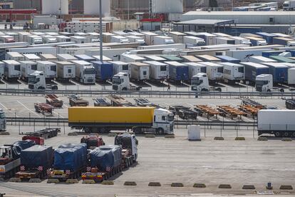 Los camiones esperan su turno para pasar por el Puesto de Control Fronterizo en la Isla Verde del puerto de Algeciras, este viernes.