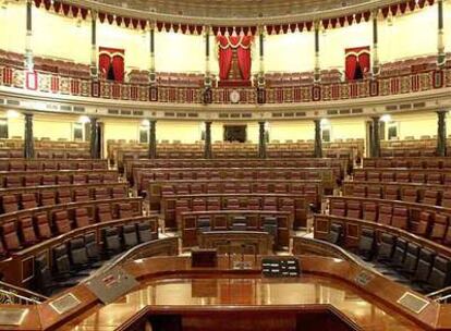 Cerca del 75% de los diputados nacionales son licenciados o doctores. Una vez que los políticos ocupan un escaño en un hemiciclo, una cartera o una alcaldía, la mayoría no vuelve a pasar por un aula.