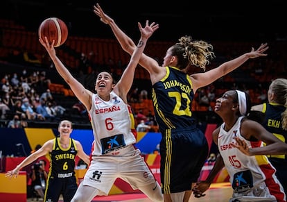 Silvia Domínguez entra a canasta ante Johansson. fiba