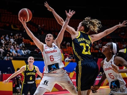 Silvia Domínguez entra a canasta ante Johansson. fiba