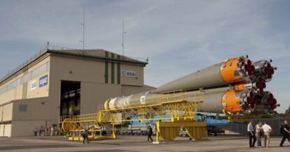 Fotografía cedida por la Agencia Espacial Europea (ESA) que muestra los preparativos para el lanzamiento de una lanzadera Soyuz en el centro espacial europeo de Kurú,Guayana Francesa.