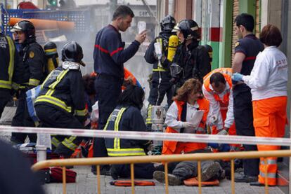 Personal sanitario y de bomberos intentó ayer reanimar sin éxito a los dos operarios muertos por intoxicación en Valencia.