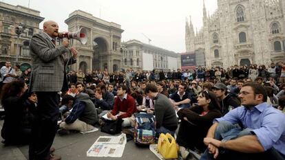 Manifestación de estudiantes en la Plaza del Duomo de Milán contra los recortes en educación impulsados por el Gobierno de Berlusconi en 2008