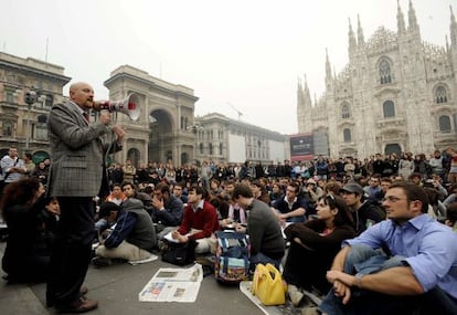 Manifestación de estudiantes en la Plaza del Duomo de Milán contra los recortes en educación impulsados por el Gobierno de Berlusconi en 2008