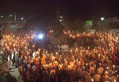 Grupos neo nazistas, 'alt-right' e supremacistas brancos participam na noite de sexta-feira (11) de manifestação em Charlottesville, Virgínia.