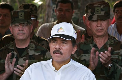 Daniel Ortega en una ceremonia del ejército de Nicaragua, en Camuapa, el 11 de mayo de 2007.