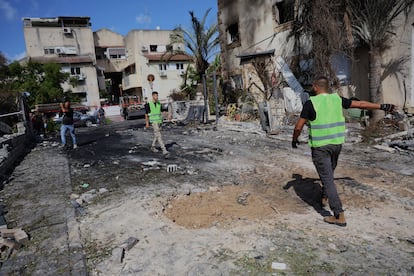 Lugar en el que ha impactado un misil supuestamente lanzado por Hezbolá desde Líbano en Kiryat Bialik, este domingo.