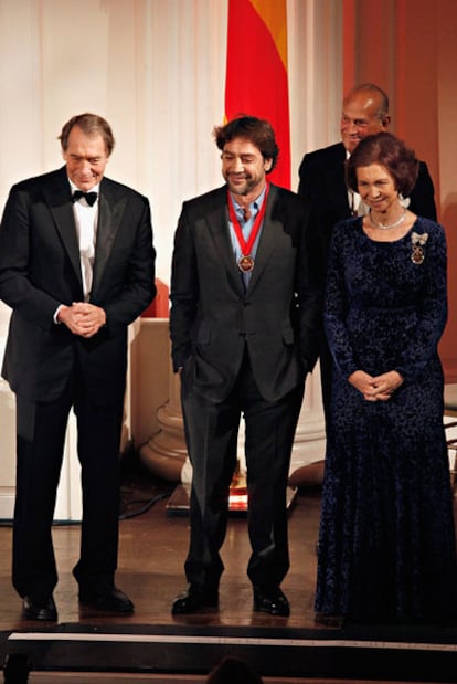 Charlie Rose, Javier Bardem, la Reina y detrás, Óscar de la Renta.