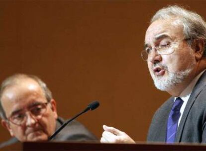 Pedro Solbes, en su discurso ante los empresarios. A la izquierda, el presidente de Pimec, Josep González.