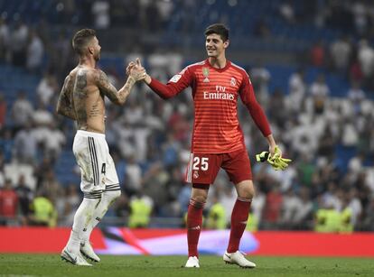 Ramos y Courtois se saludan tras finalizar el encuentro.