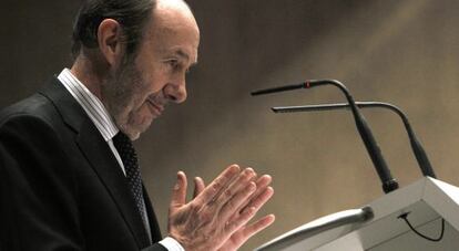 El secretario general del PSOE, Alfredo Pérez Rubalcaba, durante el acto de homenaje a Luis Gómez Llorente.
