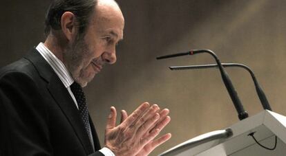 El secretario general del PSOE, Alfredo P&eacute;rez Rubalcaba, durante el acto de homenaje a Luis G&oacute;mez Llorente. 