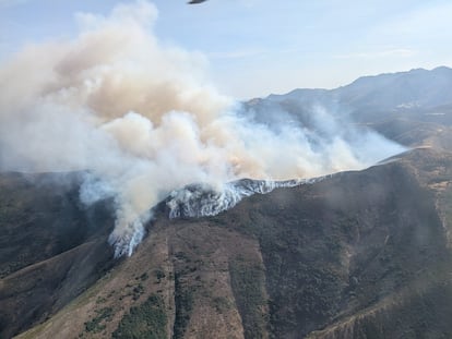 Imagen aérea del incendio en Barniedo de la Reina (León), este jueves.