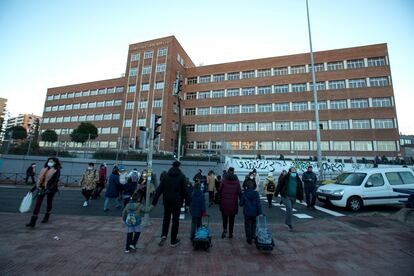 Entrada de alumnos al colegio San Viator, siutuado en la plaza Eliptica, uno de los puntos más contaminados de Madrid.