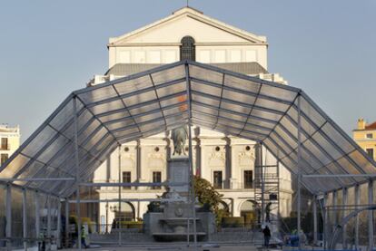 Varios operarios trabajaban ayer en la enorme carpa que acogerá a los invitados de la gala de los Goya. Al fondo, el Teatro Real.