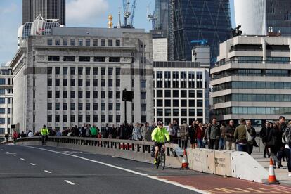 Vista de la nueva barrera protectora que separa la carretera de la acera en el London Bridge, el 6 de junio del 2017.