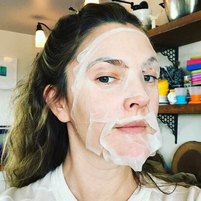 Así se se preparaba Drew Barrymore para acudir a los Globos de Oro, como publicó la propia actriz, de 42 años, en su cuenta de Instagram el pasado mes de enero.