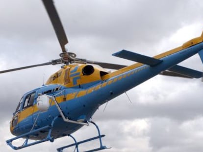 Un helicóptero Pegasus, que controla con un radar las carreteras.