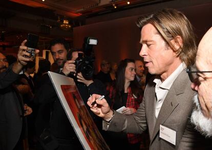 Brad Pitt firmando autógrafos durante su última aparición publica en el almuerzo de nominados a los Oscar. La próxima vez que salga en la prensa puede ser con una estatuilla dorada entre sus brazos, pero parte de la campaña para ganarla para hacer muchas apariciones públicas y ser muy simpático en todas ellas.