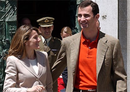 El príncipe Felipe y su prometida, a la salida de la catedral, adonde han asistido acompañados de la reina y las infantas.
