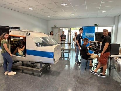 Alumnos de Escuela de Ingeniería de Telecomunicación y Aeroespacial de Castelldefels en unas prácticas con simulador.