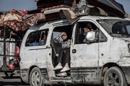 Una familia de desplazados sale el viernes de Ciudad de Gaza por la calle Al-Rashid.