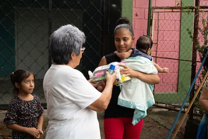 Martha Solórzano, afectada por las inundaciones en su comunidad, en el centro Emanuel del Sector Rivera Hernández. 