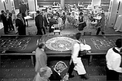 El Casino de Barcelona, con la ruleta en primer término, el día 1 de julio de 1999, día de su inauguración.