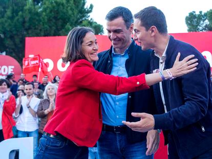 La candidata a la alcaldía de Madrid, Reyes Maroto; el presidente del Gobierno, Pedro Sánchez; y el candidato a la Comunidad de Madrid, Juan Lobato, en un mitin en Madrid este jueves.