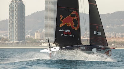 Entrenamiento del equipo Alinghi Red Bull Racing en Barcelona para preparar la Copa América que se celebrará en 2024 en la ciudad.