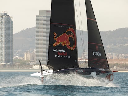 Entrenamiento del equipo Alinghi Red Bull Racing en Barcelona para preparar la Copa América que se celebrará en 2024 en la ciudad.