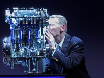 Ford 1.0 Ecoboost, el mejor de 2013, junto a Alan Mulally, consejero delegado de la marca