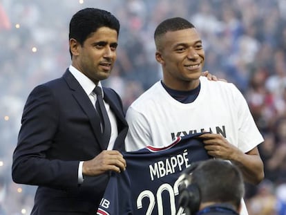 El presidente del PSG, Nasser Al Khelaifi, junto al jugador Kylian Mbappé.