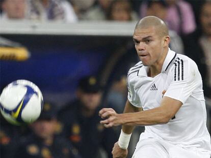 Pepe envía un pase en profundidad.