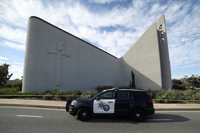Una patrulla de policía vigila la iglesia Ginebra presbiteriana de Laguna Woods, horas después del ataque.