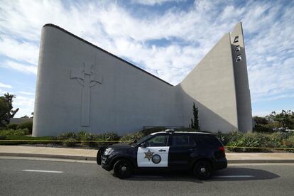 Una patrulla de policía vigila la iglesia Ginebra presbiteriana de Laguna Woods, horas después del ataque.