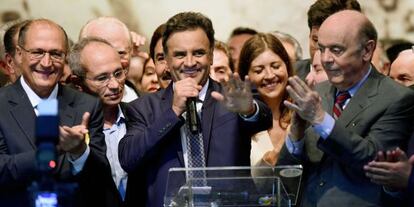Aécio anuncia apoyos al lado de Alckmin y Serra en Brasilia.
