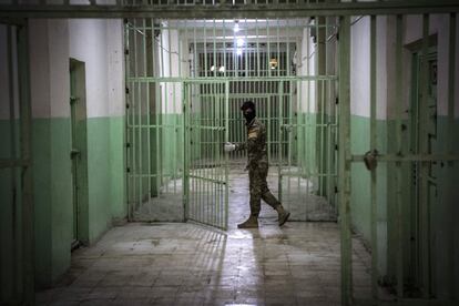 Un vigilante de las Fuerzas Democráticas Sirias (FDS) cierra una de las puertas interiores de la cárcel de Hasakeh.