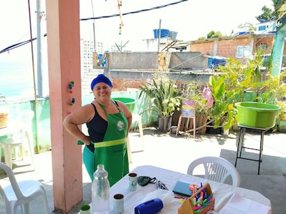 Regina Tchelly en la entrada de su proyecto Favela Orgánica, en la favela Babilonia.
