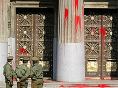 La fachada de la Corte Suprema de Chile, con las manchas de la pintura arrojada por los manifestantes.