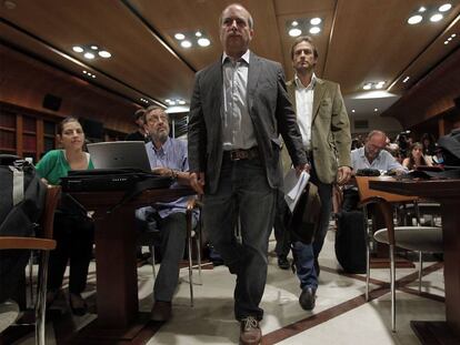 Los representantes de los controladores, Daniel Zamit y César Cabo, ayer en la rueda de prensa.