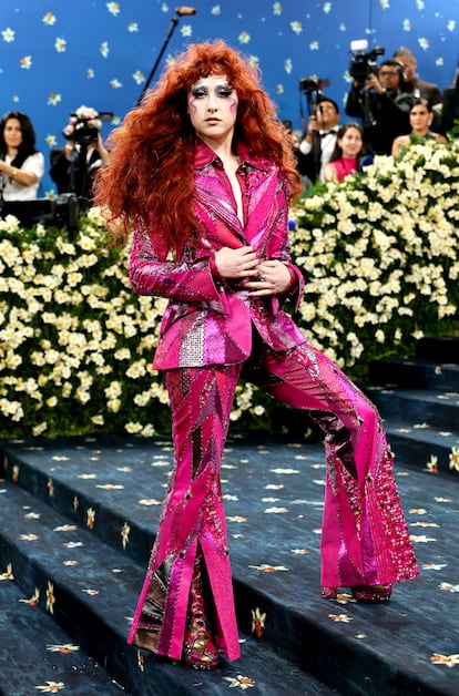 La cantante Chappell Roan se estrenó en la Gala Met fiel a su estilo: con un traje de pantalón acampanado rosa (un guiño a su tema 'Pink Pony Club') y un maquillaje teatral creado por Pat McGrath. El diseño, realizado por el diseñador de vestuario de 'Wicked', Paul Tazewell, está realizado a partir de prendas encontradas en Ebay.