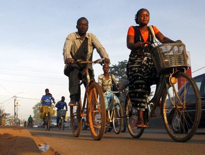 No início da manhã as ruas de Uagadugu (Burkina Fasso) se enchem de gente que vai para o trabalho de bicicleta.