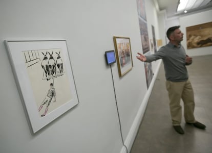 El comisario de la exposición Rafael Doctor explica una obra de la exposición 'Otras tauromaquias', en la Real Academia de San Fernando, en Madrid.