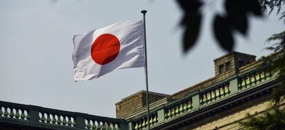 Una bandera japonesa ondea en el Banco de Jap&oacute;n (BOJ), en Tokio (Jap&oacute;n). 