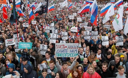 Manifestantes, durante o protesto de sábado por eleições livres em Moscou.